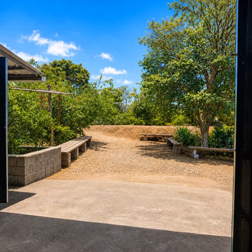 SAN SEBASTIAN SE VENDE Casa de 2 Hab. con Lote Grande y Taller - Imagen 9