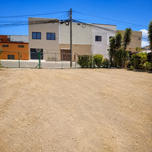 SAN SEBASTIAN SE VENDE Casa de 2 Hab. con Lote Grande y Taller - Imagen 13