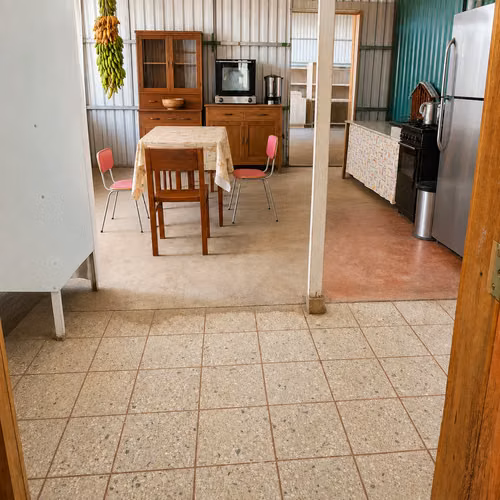 SAN SEBASTIAN SE VENDE Casa de 2 Hab. con Lote Grande y Taller - Imagen 4