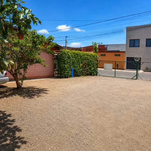 SAN SEBASTIAN SE VENDE Casa de 2 Hab. con Lote Grande y Taller - Imagen 12