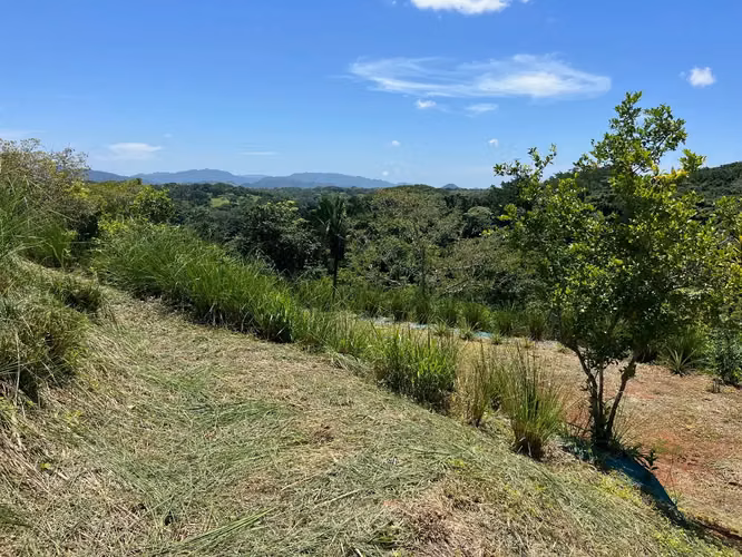 Lote con tres sitios para construir a minutos de Hermosa en vecindario tranquilo - Imagen 2