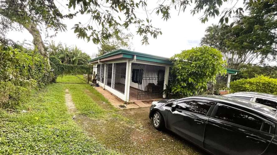 HERMOSA CASA EN UN AMPLIO LOTE EN CARRIZAL, ALAJUELA