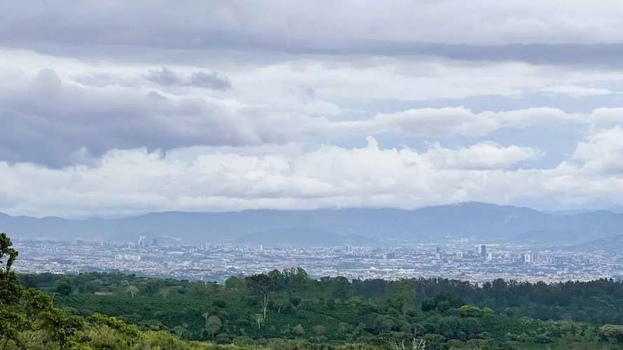 HERMOSA CASA EN UN AMPLIO LOTE EN CARRIZAL, ALAJUELA - Imagen 12