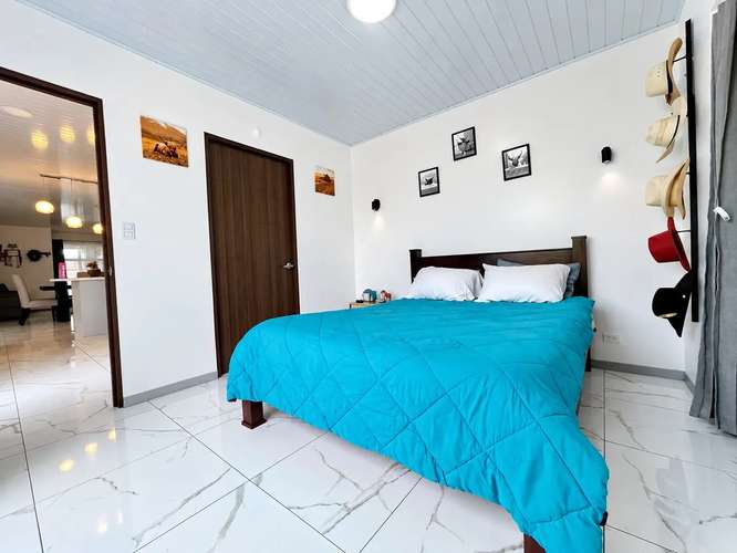 Moderna y elegante casa en Zaragoza de Palmares con una excelente ubicación.