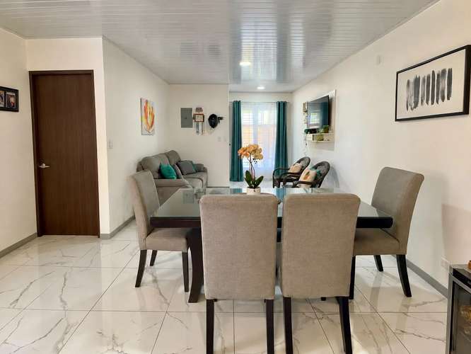 Moderna y elegante casa en Zaragoza de Palmares con una excelente ubicación.