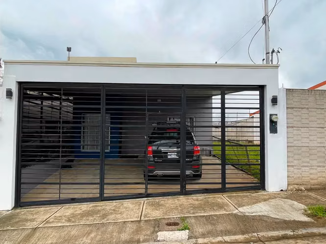 Modern and elegant house in Zaragoza de Palmares with an excellent location.