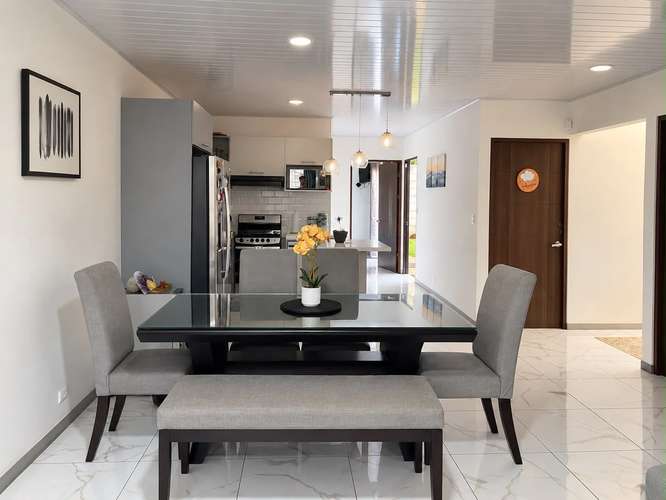 Moderna y elegante casa en Zaragoza de Palmares con una excelente ubicación.