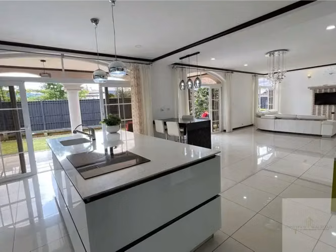 Lujosa Residencia Moderna en Curridabat con Vistas Panorámicas a la Montaña - Imagen 11