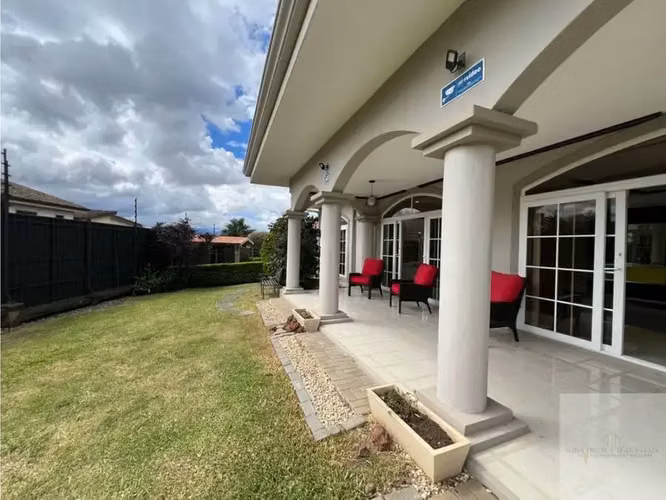 Lujosa Residencia Moderna en Curridabat con Vistas Panorámicas a la Montaña - Imagen 16