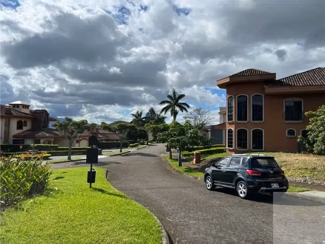 Lujosa Residencia Moderna en Curridabat con Vistas Panorámicas a la Montaña - Imagen 5