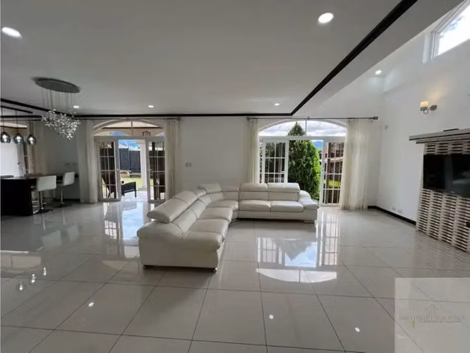 Lujosa Residencia Moderna en Curridabat con Vistas Panorámicas a la Montaña - Imagen 6