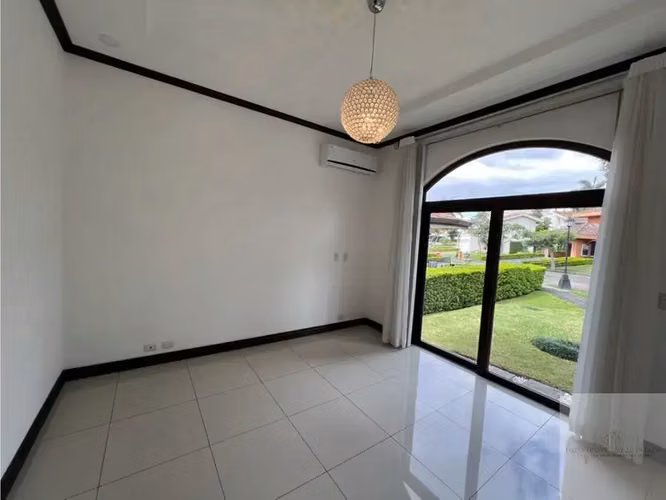 Lujosa Residencia Moderna en Curridabat con Vistas Panorámicas a la Montaña - Imagen 20