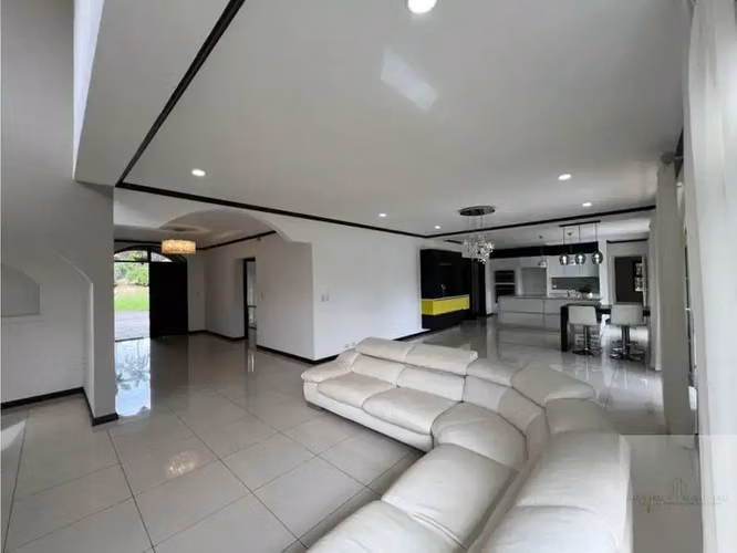 Lujosa Residencia Moderna en Curridabat con Vistas Panorámicas a la Montaña - Imagen 8