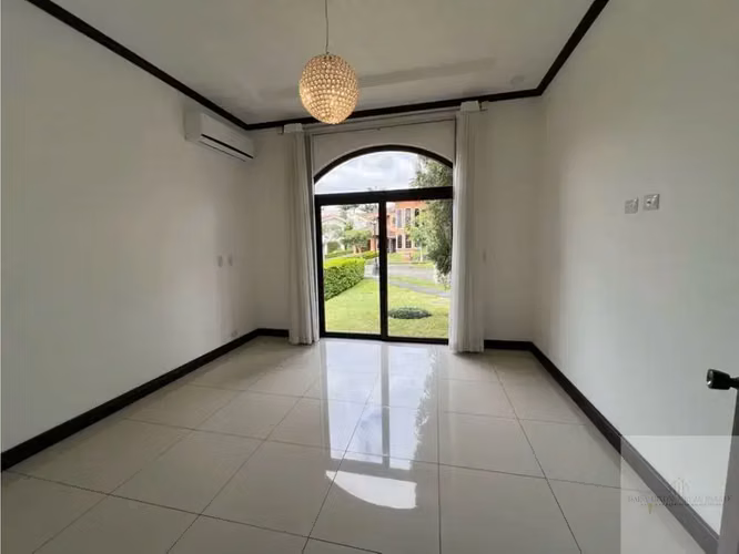 Lujosa Residencia Moderna en Curridabat con Vistas Panorámicas a la Montaña - Imagen 19