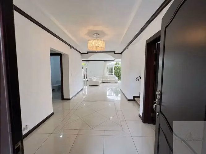 Lujosa Residencia Moderna en Curridabat con Vistas Panorámicas a la Montaña - Imagen 13