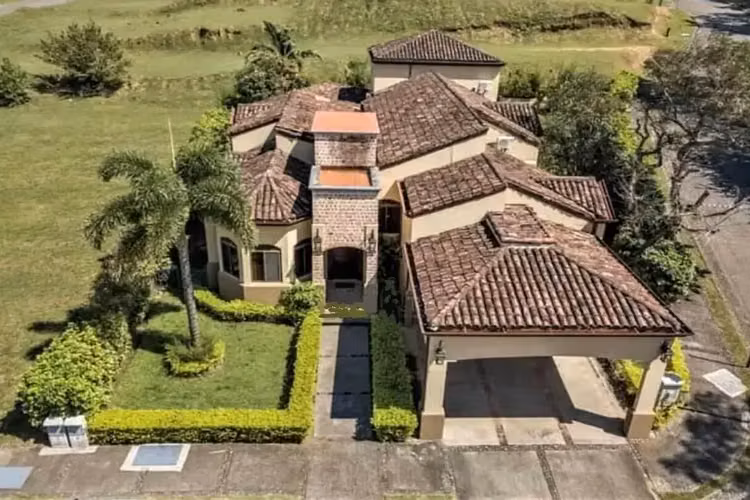 SALE / Majesty and Exclusivity in Santa Ana! Your Dream Haven Awaits