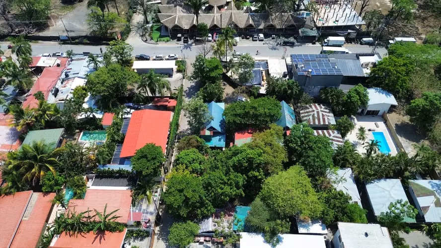 Lote comercial de esquina de primera en el corazón de Santa Teresa con alto potencial de retorno de la inversión - Imagen 2