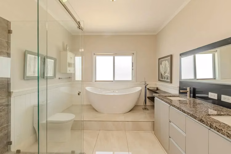 Lujosa casa de 5 recámaras y 6 baños en alquiler en la exclusiva Hacienda Los Reyes, Guácima | Piscina y diseño moderno - Imagen 11