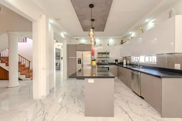 Lujosa casa de 5 recámaras y 6 baños en alquiler en la exclusiva Hacienda Los Reyes, Guácima | Piscina y diseño moderno - Imagen 2