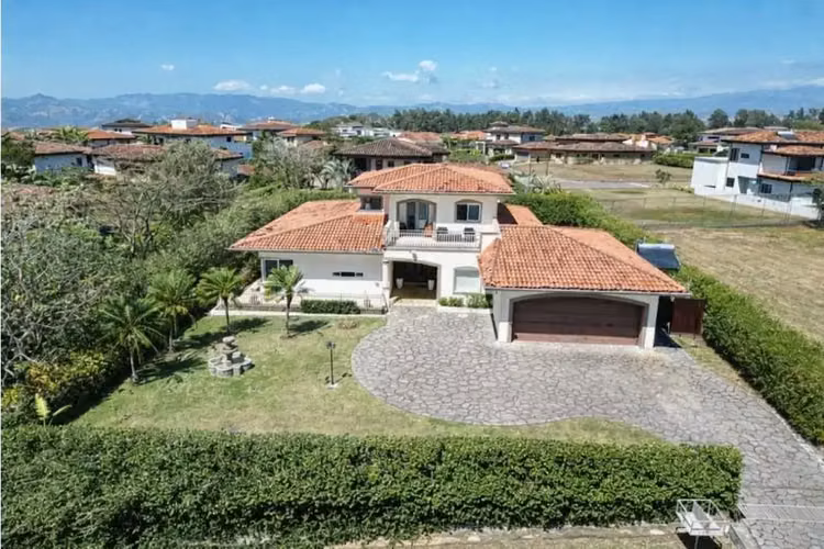 Lujosa casa de 5 recámaras y 6 baños en alquiler en la exclusiva Hacienda Los Reyes, Guácima | Piscina y diseño moderno