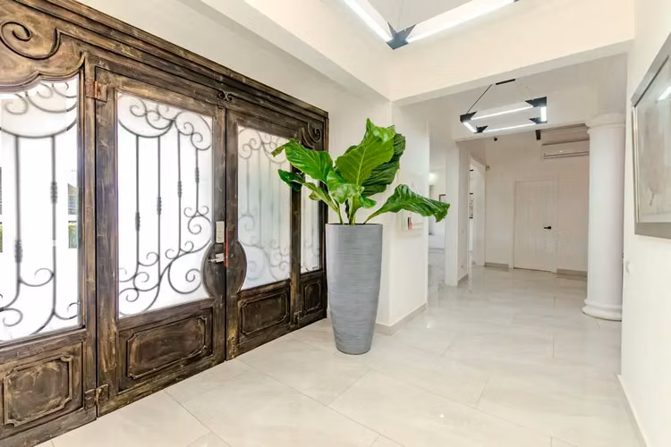 Lujosa casa de 5 recámaras y 6 baños en alquiler en la exclusiva Hacienda Los Reyes, Guácima | Piscina y diseño moderno - Imagen 5