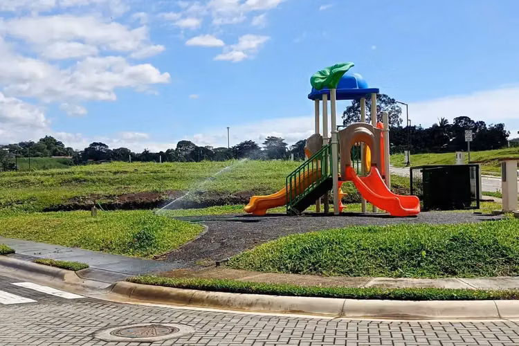 Lote residencial de primera categoría en el complejo cerrado Dulua Condominiums, Grecia: construya la casa de sus sueños en Costa Rica.