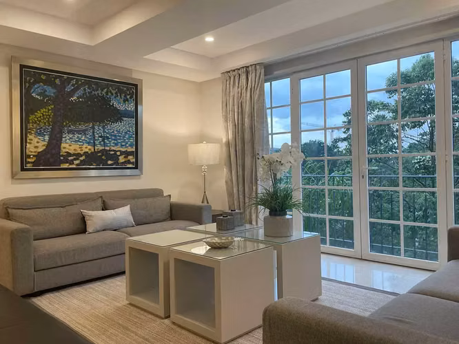 Amplio apartamento moderno de 4 recámaras y 5 baños en Laureles Este de Escazú