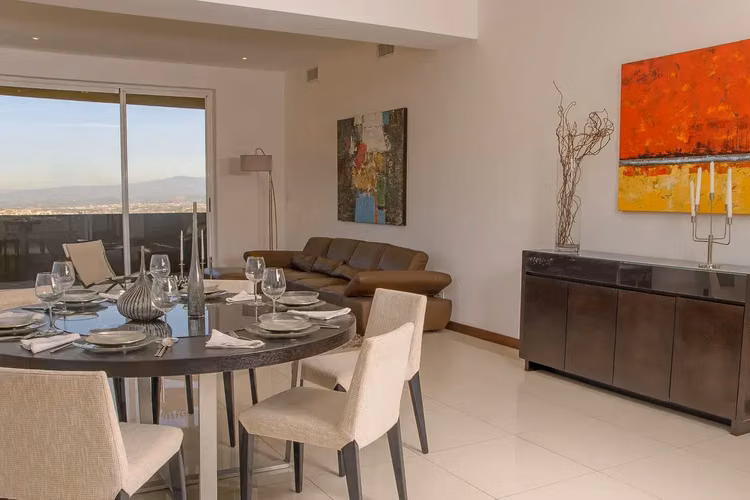 Vistas panorámicas y estilo de vida de resort: Moderno apartamento de 3 habitaciones y 3 baños en San Rafael. - Imagen 9