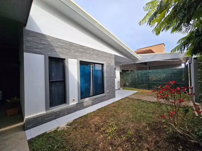 Amplia propiedad en Grecia con dos casas independientes, ideal para familia y alquiler. - Imagen 20