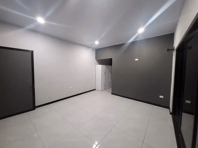Amplia propiedad en Grecia con dos casas independientes, ideal para familia y alquiler. - Imagen 2