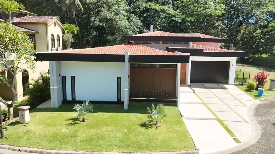 Villa de lujo ultramoderna de 4 dormitorios con piscina en Herradura, Costa Rica