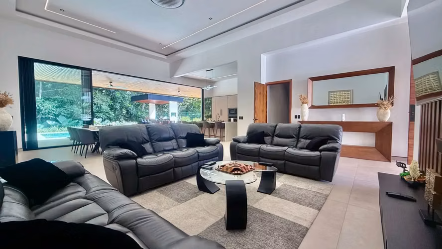Villa de lujo ultramoderna de 4 dormitorios con piscina en Herradura, Costa Rica