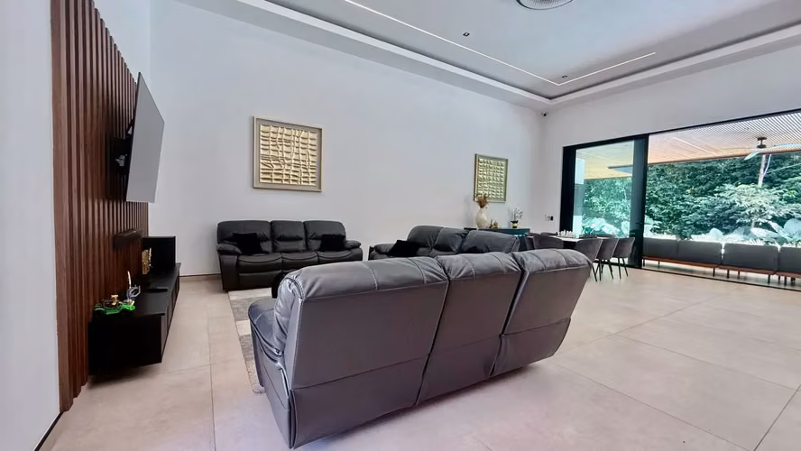 Villa de lujo ultramoderna de 4 dormitorios con piscina en Herradura, Costa Rica