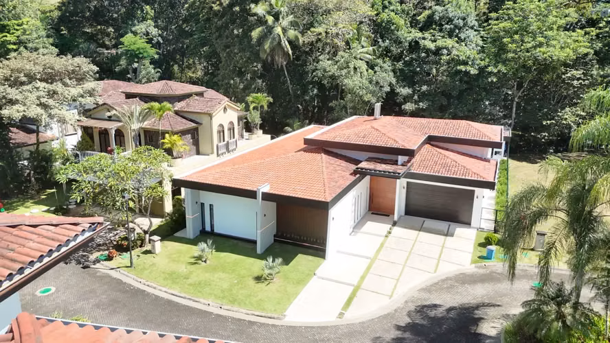 Villa de lujo ultramoderna de 4 dormitorios con piscina en Herradura, Costa Rica