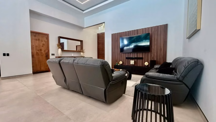 Villa de lujo ultramoderna de 4 dormitorios con piscina en Herradura, Costa Rica