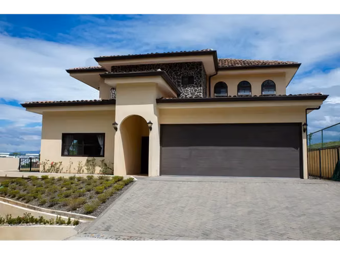En venta: Exclusiva residencia de lujo en condominio privado en Santa Ana - Imagen 2