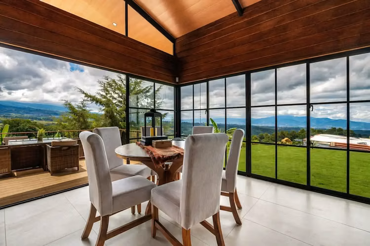 Exquisito refugio en la ladera de una montaña en Costa Rica con vistas panorámicas a la montaña. - Imagen 7