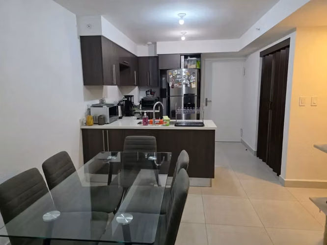 Apartamento moderno de 2 dormitorios y 2 baños en San Pablo, Heredia con balcón y concepto abierto.