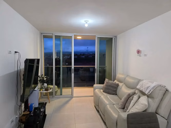 Apartamento moderno de 2 dormitorios y 2 baños en San Pablo, Heredia con balcón y concepto abierto. - Imagen 2
