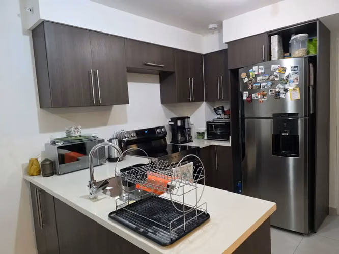 Apartamento moderno de 2 dormitorios y 2 baños en San Pablo, Heredia con balcón y concepto abierto. - Imagen 5