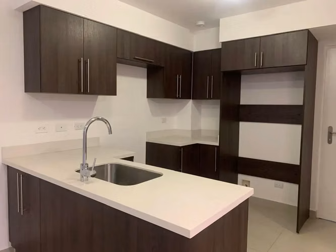 Apartamento moderno de 2 dormitorios y 2 baños en San Pablo, Heredia con balcón y concepto abierto. - Imagen 6