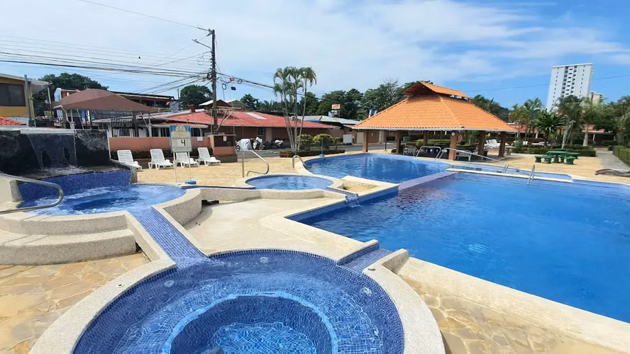 Encantador condominio de 4 habitaciones en Las Villas Paraíso: ¡Perfecto para una familia o para generar ingresos! En el centro de Jacó.