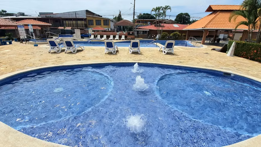 Encantador condominio de 4 habitaciones en Las Villas Paraíso: ¡Perfecto para una familia o para generar ingresos! En el centro de Jacó. - Imagen 2