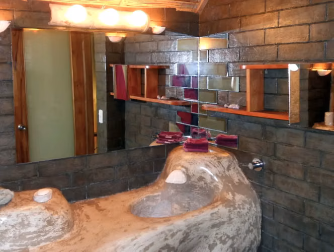 Casa de playa inspirada en Gaudí en Mal País - Imagen 15