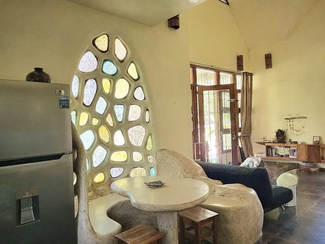 Casa de playa inspirada en Gaudí en Mal País - Imagen 9