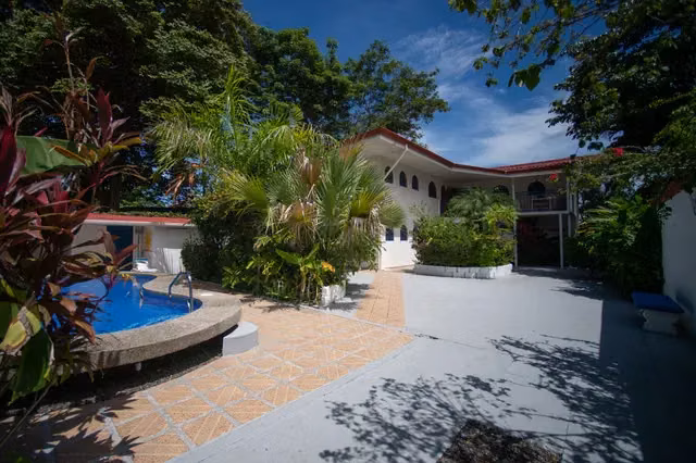 Bella propiedad en el centro de Jaco con alto potencial vacaional.!! - Imagen 13