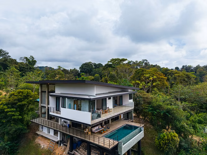 Nuevo oasis de lujo con vista al mar en Bahía Ballena, Costa Rica: 5 habitaciones, piscina infinita y vistas al atardecer. - Imagen 11