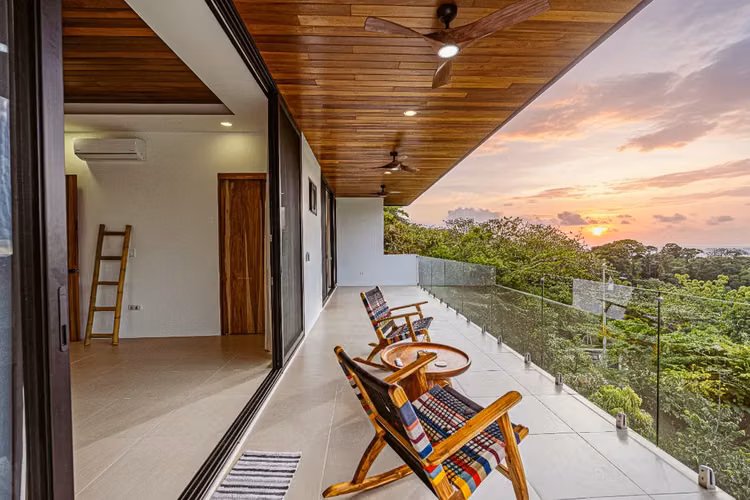 Nuevo oasis de lujo con vista al mar en Bahía Ballena, Costa Rica: 5 habitaciones, piscina infinita y vistas al atardecer. - Imagen 3