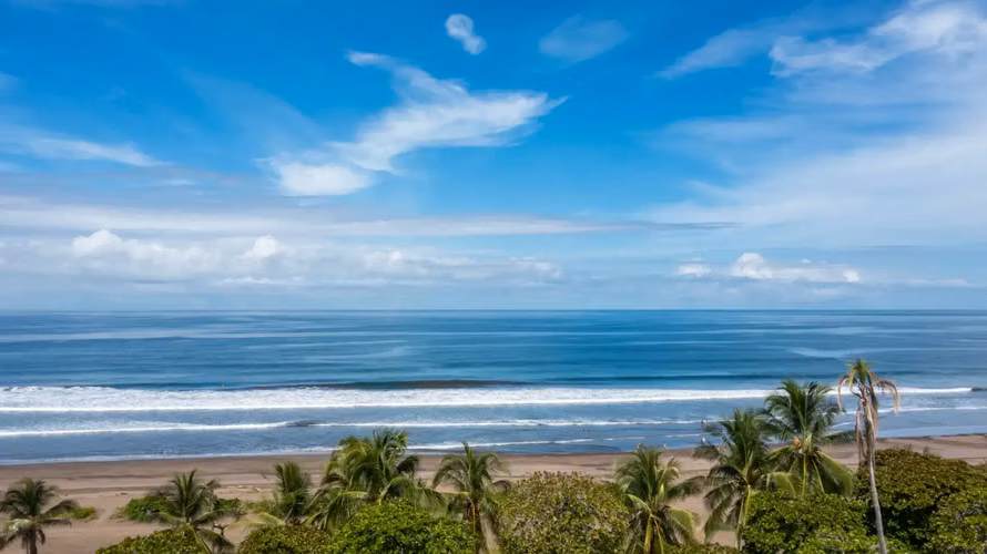 Vivienda moderna frente al mar: Apartamento de 2 recámaras y 2 baños en Jacó con comodidades de resort. - Imagen 11