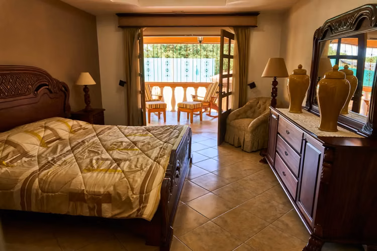 Espectacular Casa Familiar con Piscina Climatizada y Energía Solar en Alajuela - Imagen 11